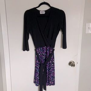 Black and patterned dress with tie-belt